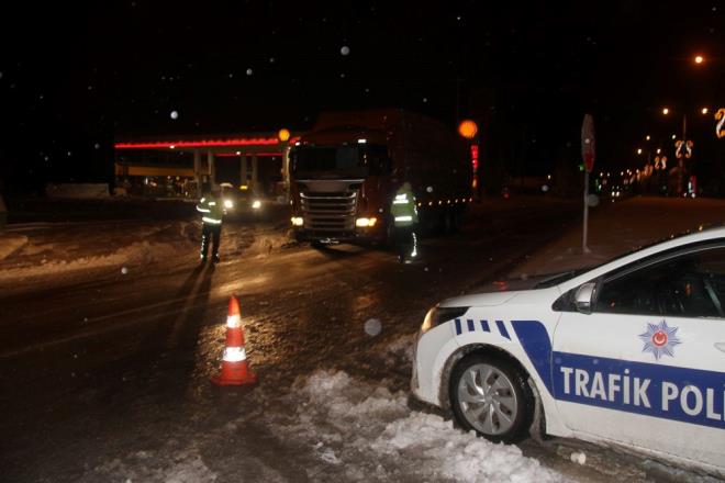 Konya'y Adana, Ankara, Aksaray, Antalya, Afyonkarahisar ve Isparta'ya balayan karayollarnda ara geiine izin verilmiyor.