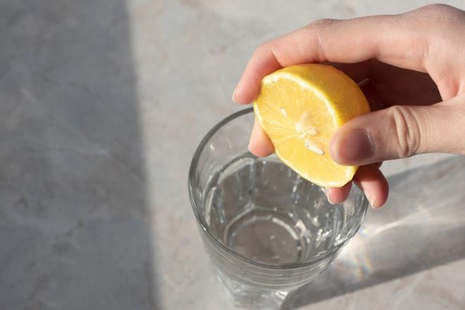 3. SABAHLARI LMONLU SU    Her sabah ieceiniz bir bardak limonlu su hem metabolizmanz hzlandracak hem de vcudunuzdan toksinleri atmanza yardmc olacak.    Sabahlar limonlu su imek iin telefonunuzdan alarm kurarak zamanla bu alkanlkl kazanabilirsiniz.