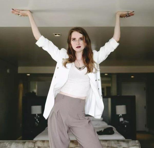 Forbes'ta yaynlanan biyografisinde, "Dolandrclk ve siber sula mcadele etmenin daha iyi yollarn dnmek iin karaborsalarda tersine mhendislik yapmad zamanlarda, rap yapmaktan ve sokak modas tasarlamaktan holanyor" ifadeleri kullanlyor.