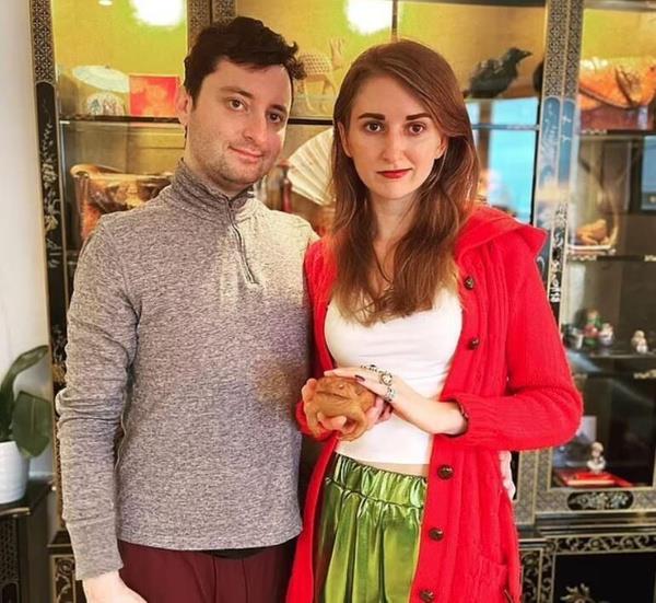 Kadnn kendi web sitesinde, takma adn Cengiz Han' ve "pizzazz" kelimesini artrmak iin seildii yazyor.