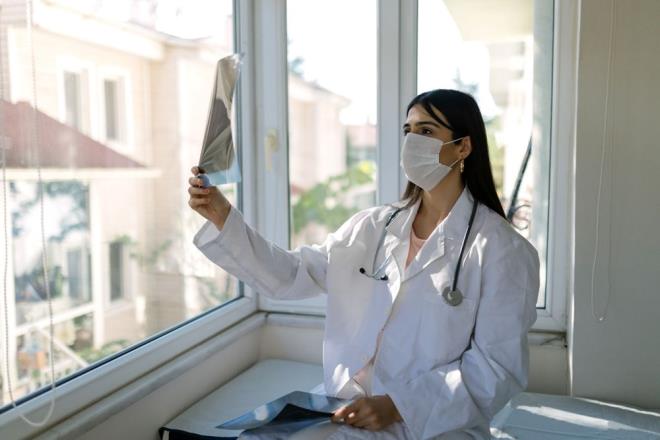 Nature Medicine'de yaymlanan bulgulara gre, dier iki gruba kyasla akcierlerde potansiyel olarak lmcl kan phtlamas riskinin ise yaklak  kat daha yksek olduu vurguland.