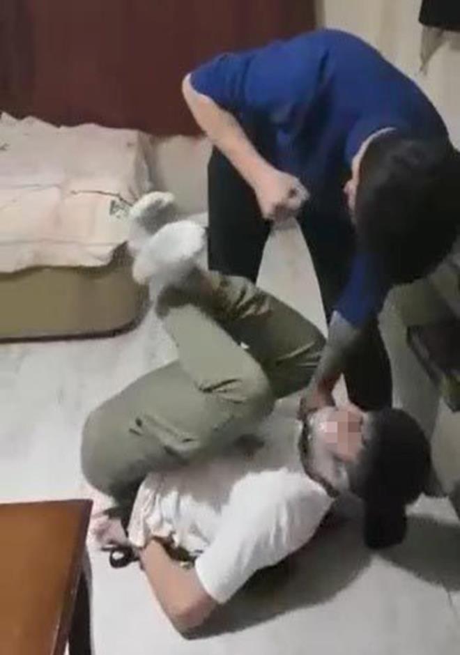 Bursa'da Y.. (28) ve iki arkada, bir eve gtrdkleri E.M. (26) ve bir dier gencin ellerini ve ayaklarn balayarak tekme tokat dvd.