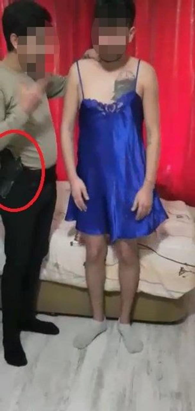 KADIN ELBSES GYDRDLER    Yaananlarn ardndan pheliler, kyafetlerini kardklar E.M.'ye kadn elbisesi giydirdi. pheliler E.M.'ye ve dier gence sabaha kadar ikence yapt.