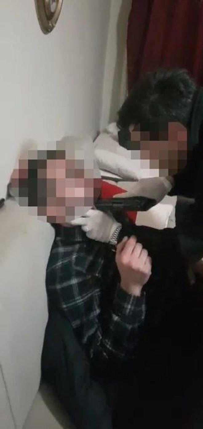 Y.., rehin aldklar genlerin nce azna silah namlusu sokarak tehdit etti.