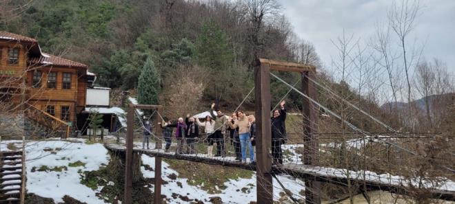 "DAHA FAZLA LGY HAK EDYOR"    K turizminden Safranbolu'nun yeteri kadar pay almadn syleyen Gngr, "Safranbolu'yu ziyaret ederek hem kltr hem doa hem de k turizmini bir arada yapalm dedik. Bu tren hatt zerindeki doal gzellikler kesinlikle daha fazla ilgiyi hak ediyor" diye konutu.