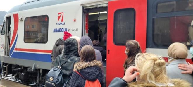 Karabk?n Safranbolu ilesini gelen ziyaretiler Bat Karadeniz Ekspresi ile yaklak bir saat Trkiye'nin en byk blok ormanlar ile tabiat parklar, elaleler, gller, yaylalar, kanyonlar ve kamp alanlar arasnda seyahat ediyor.