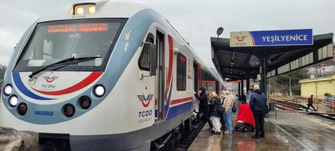 Tatilciler, tren seyahatinin ardndan UNESCO Dnya Miras Listesi'ndeki tarihi evleriyle nl Safranbolu ilesinde adeta 'zamanda yolculuk' yapyor.