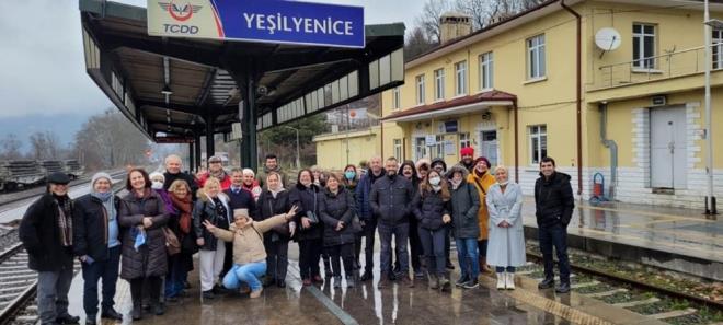Bu kapsamda zmir'den gelen yaklak 100 kiilik grup, blgeye zg bitki ve aa trleriyle doal gzellikler sunan Yenice ilesinden Karabk'e, Bat Karadeniz Ekspresi ile yolculuk yapt.
