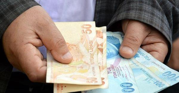 Bunun yannda alanlarn maalarnn asgari cret kadar bankadan, kalan ise elden deniyor. Be ve daha fazla alan bulunan iverenler, cretleri bankadan demek zorunda. Bu nedenle cretlerin asgari cret kadar bankadan, kalan elden deniyor. Bu ekilde iveren ortada herhangi bir delil brakmadan alann dk maatan sigortal gstermi oluyor. alan asndan ise bu durumun sonular ok vahim.