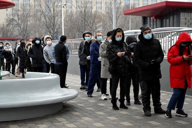 BELKA'DA SALGIN TEDBRLERNN GEVETLMES GNDEMDE    Hkmetin stiare Komitesi, Covid-19'un Omicron varyantnn ortaya kmasnn ardndan balayan salgndaki 5'inci dalgada d grlmesi zerine halihazrda tedbirlerle ilgili uygulanan "krmz" kod yerine "turuncu" koda gemeyi bugn deerlendirecek.    Hkmetin restoran ve kafe gibi iletmelerin alma saatlerinin uzatlmas, gece kulplerinin almas ve kalabalk konserlere izin verilmesi, sinema ve tiyatrolarda uygulanan kstlamalarn deitirilmesi gibi uygulamalar grmesi bekleniyor.