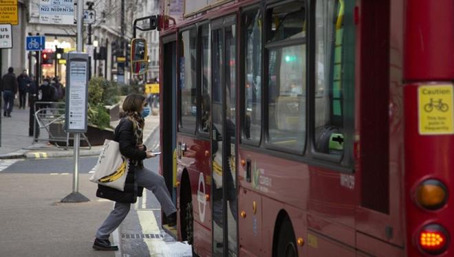 Covid-19 nlemleri gevetiliyor: Birok lkede kstlamalar kaldrld - 9  AVUSTURYA VE EKYA'DA HAFFLETME KARARLARI    Avusturya'da ubat sresince uygulanan baz nlemler kademeli kaldrlacak.    Buna gre, 12 ubat'tan itibaren maaza ve alveri yerlerinin yan sra kiisel bakm merkezlerine girilerde aranan a ve hastal geirmi olma koulu aranmayacak. 19 ubat'tan itibaren restoran ve kafelere a yaptrmamlar da negatif sonulu testle giri yapabilecek.