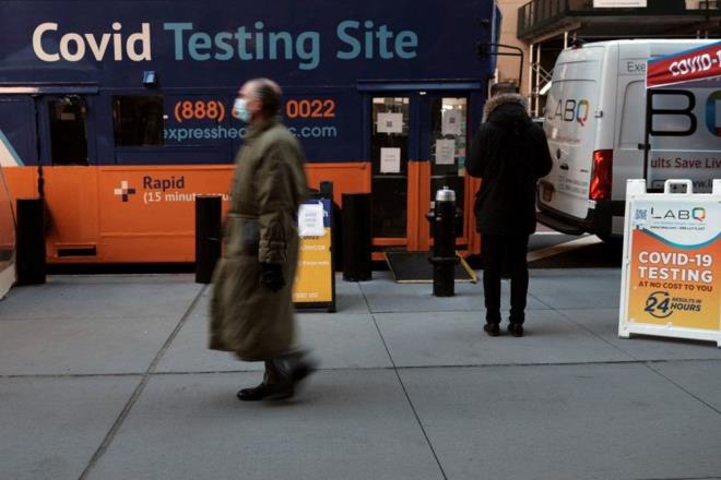 Bu kapsamda restoranlar ile toplu etkinliklerde Covid-19 a sertifikas, toplu tama aralar ve marketlerde maske zorunluluu gibi kurallar, salgnn risk durumuna gre tek seferde veya kademeli olarak hafifletilecek.