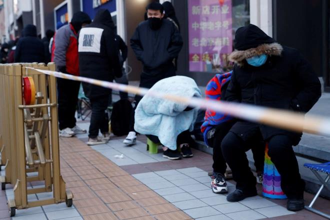 Danma srecinde olan teklif iin son karar, 16 ubat?ta alnacak. Teklif kabul edilirse, Covid-19 hastalaryla temasllarn ev karantinasna girme zorunluluu kaldrlrken testi pozitif kanlarn karantina zorunluluu srecek.    Ayn tarihte svire hkmeti, Covid-19 zel Durum Kararlar kapsamndaki dier yasaklar kaldrmak iin de son karar verecek.