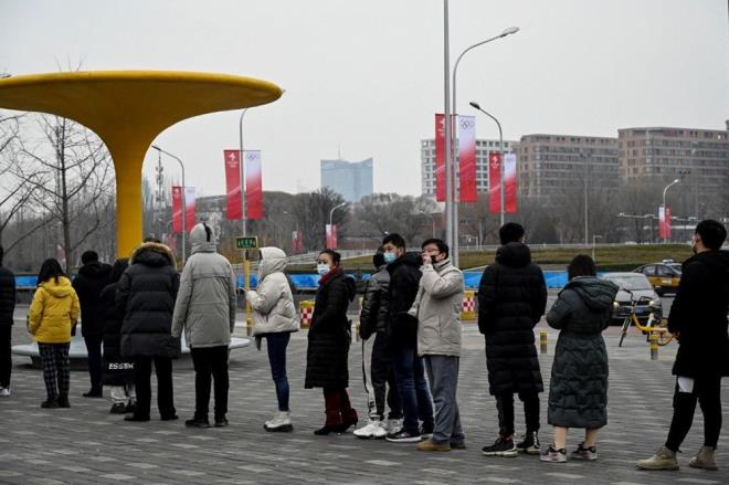 Massachusetts eyaleti ise okullarda maske zorunluunu ubat sonunda kaldracak.    Dier eyaletlerde de marttan itibaren maskeyle ilgili zorunluluklarn yava yava kaldrlmas bekleniyor. Sz konusu eyaletler, azalan vaka saylarn gereke gsteriyor.    Kanada?da ise Alberta, Saskatchewan, Quebec ve Prince Edward Island eyaletlerinde kapal alanlara girite a pasaportunu gsterme zorunluluu kaldrlyor.