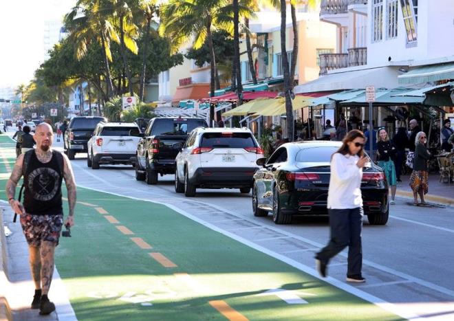 Tunus?ta geen ay artan Covid-19 iin 12 Ocak?ta alnan tedbirler kapsamnda 22.00-05.00 saatlerinde sokaa kma yasa, camilerde cuma namaznn klnmamas, konferans ve fuarlarn ertelenmesi, toplu gsterilerin yasaklanmas gibi bir dizi koruyucu nlem alnmt.    Tunus Din leri Bakanl, dn yapt aklamayla cuma namazlarnn bu hafta itibaryla yeniden camilerde klnmas ynnde karar alndn duyurdu.