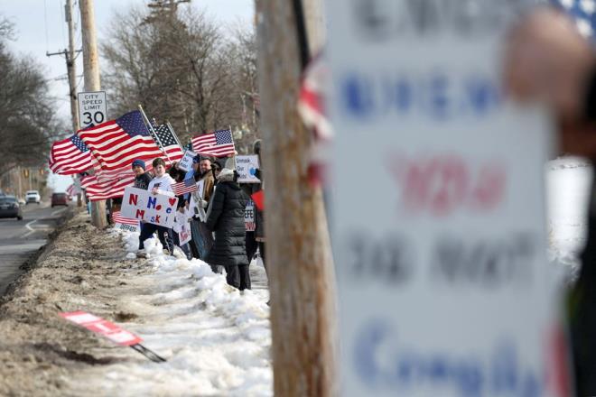 ABD VE KANADA    New York eyaleti, dn itibaryla kapal alanlarda maske zorunluluunu kaldrd. Ancak okul, hastane, otobs ve benzeri alanlarda maske halen zorunlu olacak.    New Jersey, California, Connecticut, Delaware ve Oregon da al kiiler iin kapal alanlarda maske takma zorunluluunu kaldrma karar alan eyaletler arasnda yer alyor.