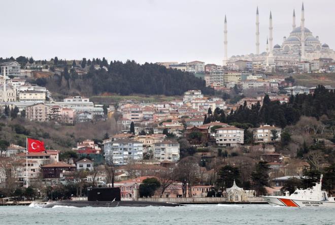Karadeniz'e doru yol alan denizaltnn gvertesinden baz askeri personel dary seyrederken, denizaltnn boazdan geii srasnda Sahil Gvenlik Komutanl unsurlar da refakat etti.