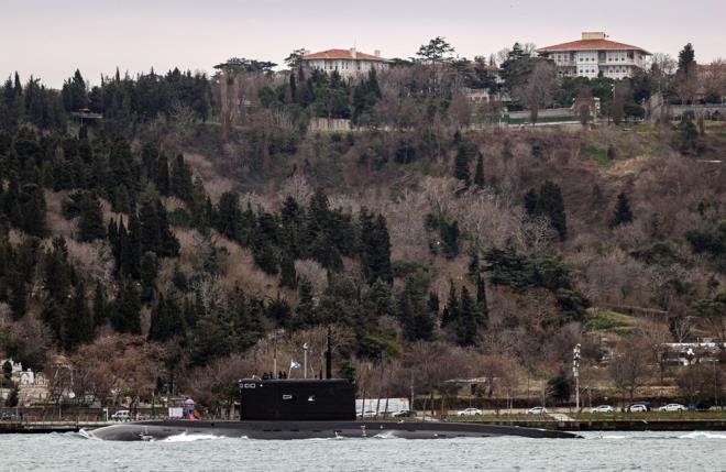 stanbul Boaz?ndan Marmara Denizi ynnden Karadeniz filosuna bal B-237 flama numaral ?Rostov Na Donu? denizalts geti.