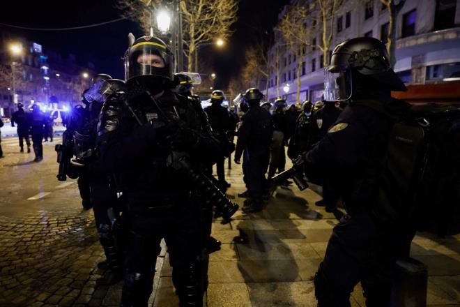 Kanada'nn bakenti Ottawa'daki kamyon srclerinin konvoy eylemlerinden esinlenen Covid-19 kstlamalar kart zel ara ve kamyon srcleri, Fransa'nn farkl kentlerinden yzlerce kilometre yol yaparak Paris'e gelmiti.