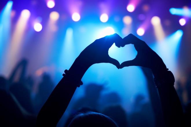 Sevgililer Gn yaklarken planlar ve hediyeler kadar romantik arklar da nem kazanyor. Baz arklar zerinden yllar gese de etkisini yitirmiyor, tam tersine durduka demleniyor. nk o arklarda anlar, sevinler, hznler birikiyor.    Aratrma irketi Areda Survey, Gelmi gemi en sevilen Trke ak arklarna ynelik bir aratrma yapt. Aratrmaya gre Kayahan?n 'Bizimkisi Bir Ak Hikayesi' adl arks yzde 17,9 oranla birinci srada yerini ald.