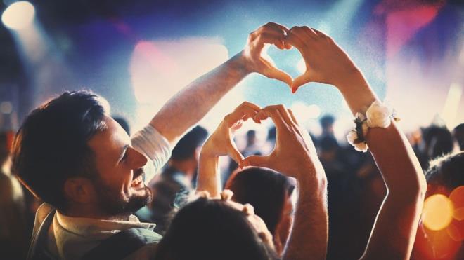 Tm zamanlarn en sevilen dier Trke ak arklar yle sraland:  <br>  Yzde 7,7 - Fikret Kzlok - Bu Kalp Seni Unutur Mu  <br>  Yzde 5,1 - Tarkan - Beni ok Sev  <br>  Yzde 4,7 - Sema - Fikrimin nce Gl