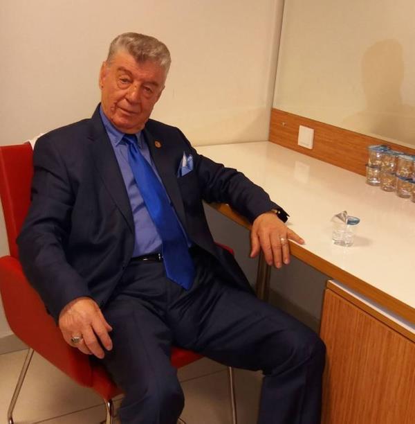 Bakrky ve Yeilky Halkevi Mzik Okulunda mzik eitimi ald.