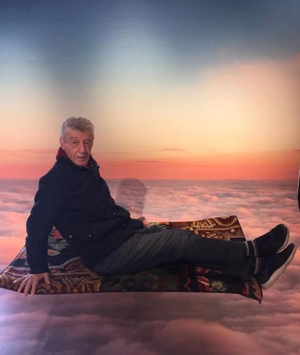 Ses sanats ve yazar Onur Akay, Rumeli trkleriyle bilinen Arif entrk'n youn bakmda olduunu duyurmutu. 81 yandaki entrk'n durumunun ar olduunu ifade etmiti.