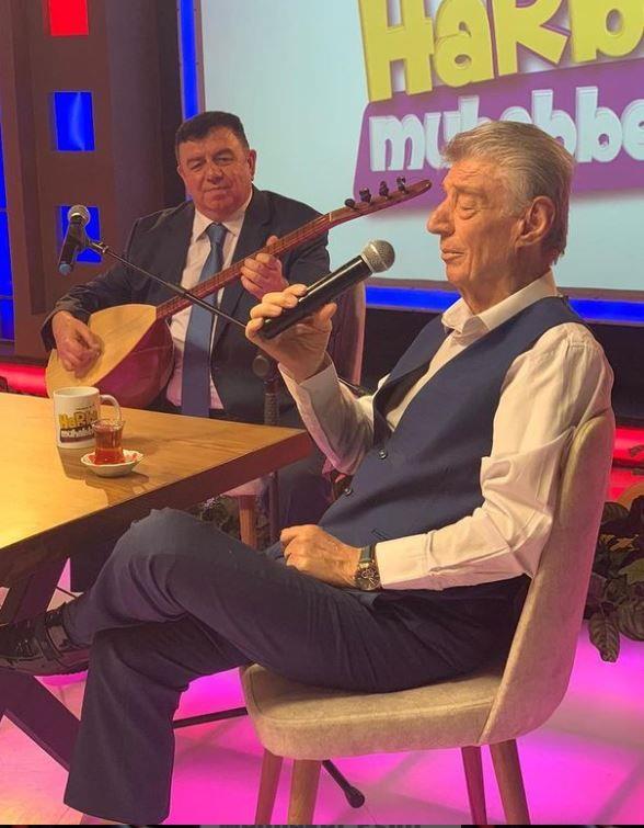 Rumeli trklerinin sevilen ismi 81 yandaki Arif entrk'ten iyi haberler gelmeye devam ediyor. Arif entrk'n youn bakma alnd haberi sevenlerini zmt. Magazinkolik'in haberine gre; nl sanatnn durumunun iyiye gittii hayati tehlikesinin kalmad bildirildi.