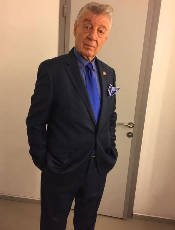 Arif entrk kimdir: 1941 ylnda Makedonya'nn Kumanova kasabasnda dnyaya gelen Arif entrk, ilk ve ortaretimini burada bulunan bir Trk okulunda tamamladktan sonra 1956'da ailesiyle birlikte Trkiye'ye g etti.