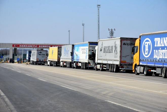 Bulgaristan'a eitli malzemeler gtren etin Ylmaz da, "Burada ok bekliyoruz. Gryorsunuz ne tuvalet var, ne yemek var. Ben devletimin buraya TIR park yapmasn istiyorum. 24 saatten beri buradaym ve daha 5-6 kilometrem var. Burada bir de mlteci sorunu var, yllardan beri. Bu ie el atlsn, buraya gzel parklar yaplsn, insanlar rahat etsin" ifadelerini kulland.