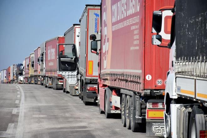 Hamzabeyli'de TIR kuyruu 10 kilometreyi bulurken, baz srcler 24 saatten bu yana srada beklediklerini anlatt.