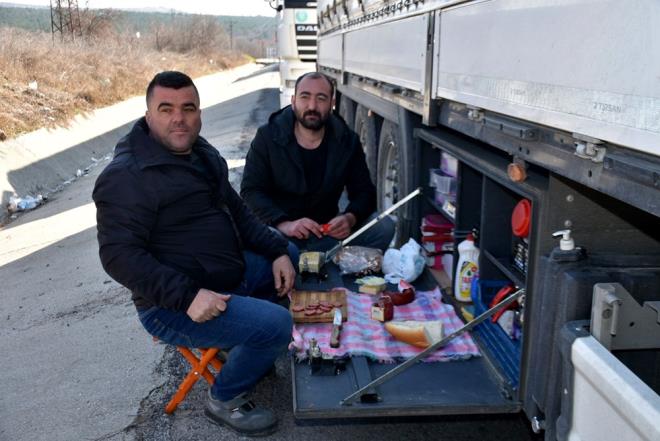 "PERONLAR ARTIRILMALI"    TIR srcs Ali nl, bir gece ncesinden kuyrua girdiini belirterek, unlar syledi:    "Malum dvizin ykselmesiyle Trkiye'den baya bir ihracat balad. Bu da lkemiz iin gzel ama bu kadar youn trafikte kaplarmz yetersiz kalyor. Tuvalet ihtiyalarmz giderebileceimiz, gvenli istirahat yapabileceimiz yerler istiyoruz. Bunun yannda peronlarn ve personel saysnn artrlmasn talep ediyoruz. Zaten bunlar olursa bu kadar kuyruk olmaz" dedi.
