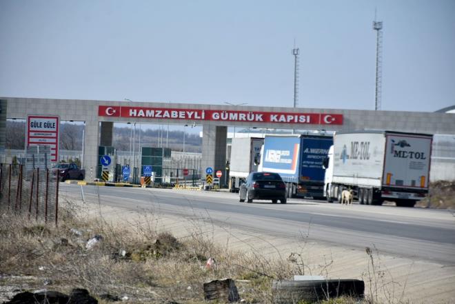 Adapazar'ndan gelip Avusturya'ya giden Halil Tan da tesislerin azl nedeniyle TIR'n yannda yemek yediklerini syledi.    Tan, "Mecbur beklediimiz yerde karnmz doyuruyoruz. Bizim restoranmz buras. Baka yemek yemeye yer yok. Tesis 5-6 kilometre uzakta, mecbur burada 'kendin piir, kendin ye' yapyoruz. Dolapta her ey var, ne istersen" diye konutu.