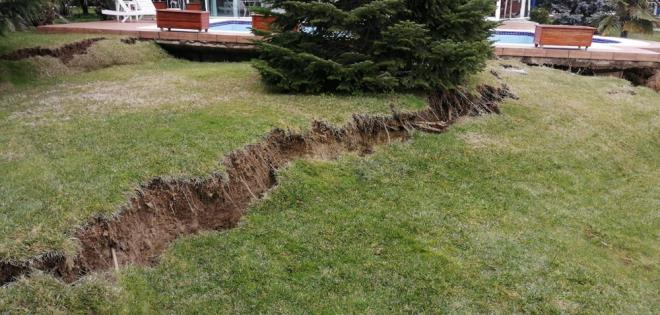 "BURASI HER AN YIKILDI YIKILACAK"    Site sakinlerinden Ali Ylmaz yarklarn oluma nedeni ve kar karya olduklar tehlikeler hakknda konutu. Ulatklar yetkililerden yardm alamadklarn ifade eden Ylmaz, "Yaklak 20 yldr burada oturuyoruz. Bizim alt tarafmzda bir proje inaat balad. Burada dzensiz yaplan almalar sonucu 15 gn nce bizim mevcut olan bahe duvarmzn alt ok fazla oyuldu. Bizim defalarca uyarlarmza ramen, buras kecek dememize ramen bize gerekenin yaplaca sylendi. Ama 15 gn iinde gelinen durum bu, defalarca aramamza ramen de kimse gelmedi. Buras her an ykld yklacak. Aada da almaya devam ediliyor. Onlar iinde byk bir risk bizim iinde. Ne yaplacak belli deil u an beklemedeyiz." diye konutu.