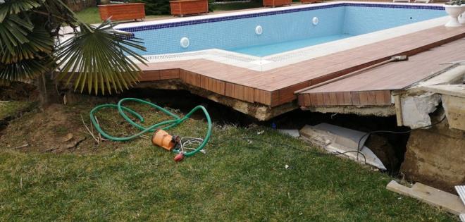 "HER GN 10 SANTM KAYIYOR"    Ylmaz her geen gn kaymaya devam eden toprak nedeniyle evlerin de yklma tehlikesi altnda olduu syledi. Duvarn kontroll bir ekilde yklmas gerektiini ifade eden Ylmaz, "Ana evimize bir ey olmasndan korkuyoruz. Buras kontrolsz bir ekilde yklrsa ana evimize de bir ey olacak. En azndan bir tedbir alnmasn istiyoruz. Bu duvar yklacaksa da kontroll bir ekilde yklsn. Neredeyse her gn 10 santim kayyor belki birka gn sonra komple yklm halde greceiz buray. Buradaki evlerin deeri 15 milyon TL civarnda. Ayn ekilde buna yakn birka tane daha sral evler var. Can gvenliimiz tehlikede, belediye geldi evde oturmayn boaltn diyor. Bu kadar kolay olmamas lazm" dedi. Bahesinde dev yarklarn olutuu site havadan grntlendi.