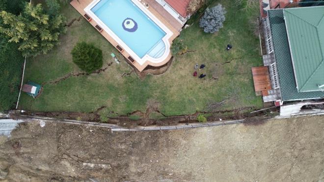 stanbul'un ilesi Bykekmece'nin Karaaa Mahallesi'nde 20 yl nce yaplan site iindeki villalardan bazlar son gnlerde yklma tehlikesiyle kar karya kald.