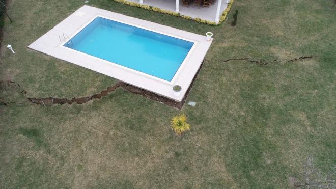 zmir merkezli bir inaat firmasnn lks sitenin hemen yannda yapmna balad inaat nedeniyle 15 milyon lira deerindeki villalardan bazlarnn bahesindeki toprak istinat duvaryla birlikte kaymaya balad. Yaklak 10 gn iinde byk yarklarn olutuu villalarn bahesinde havuz, su depolar ve ortak kullanm alan olan binalar kullanlamaz hale geldi.