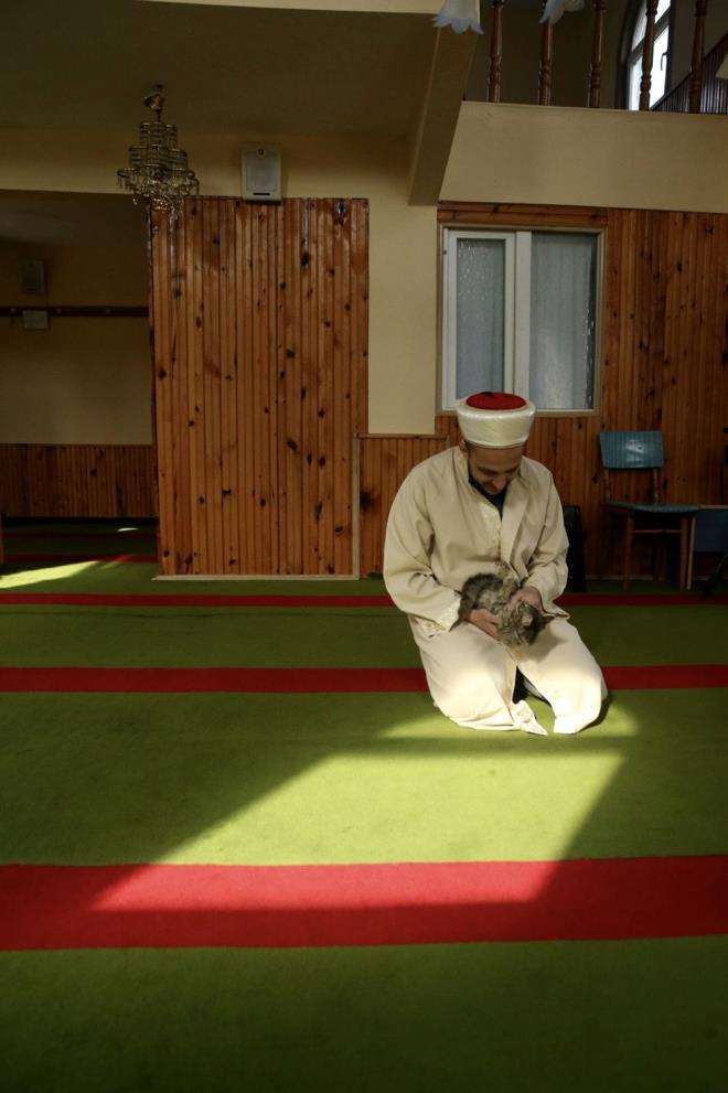 Kocaeli'nin Kandra ilesindeki Kabaklar Camisi'nde imamlk yapan Fatih Ylmaz, doaya ve fotorafla ilgi duyuyor.