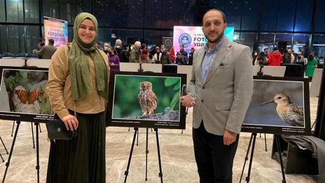 Zehirli ylana benzeyen "oluklu kertenkele"nin iftiler tarafndan ldrlmesi zerine bilgilendirici afi hazrlayan Ylmaz, doa ve hayvanlar konusunda farkndalk oluturmay amalyor.