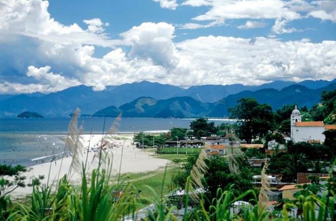 ?DENZ 15 GNDE -DRT METRE LERLED?    Kresel snma ve ykselen deniz seviyeleri nedeniyle kasabann yok olmak zere olduu belirtilirken, evi yaknda denizde kaybolacak olan Joao Waked Peixoto, "Bu evi kaybetmek korkun olurdu, nk tm ailemle ilgili pek ok any barndryor" diye konutu.