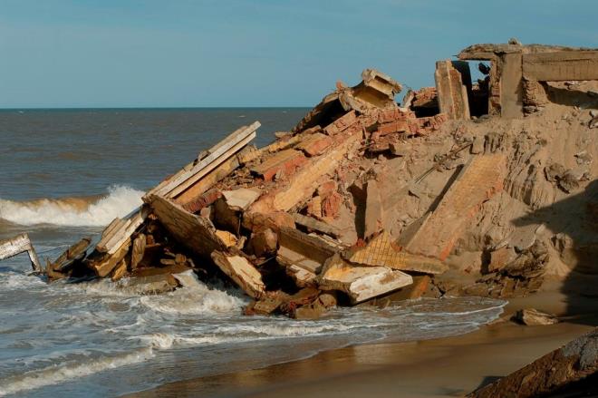 BR SUALTI MEZARLII  <br>  Toplam 14 blok ve 500 ev denizin altnda kalrken, bir zamanlar turistlerin urak noktas olan sahil eridinin sualt mezarlna dntnn alt izildi.    SOS Atafona derneinin bakan Vernica Vieira, ky topluluunun kar karya olduu sorunlar ile ilgili, "Bu ekilde kalamaz" derken, ?Bu terk edilmi bir ehir, bir kyamet. Sadece alamak istememe neden oluyor" ifadelerini kulland.