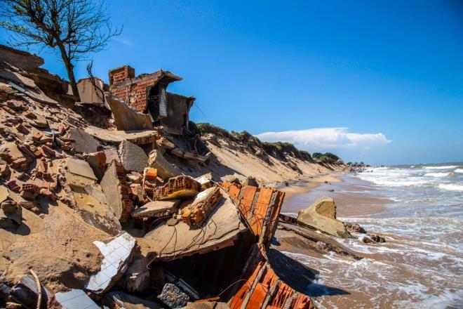 ATLANTK OKYANUSU YILDA ORTALAMA ALTI METRE LERLYOR  <br>  1960'larn balarnda, Atafona'da ky erozyonu belirtileri belirginleti. Tatil yeri byk bir halicin yannda yer alrken, nehir ve deniz arasndaki yaknlama, gelgit basncnn artmas arazi bozulmasnn artmasna neden olabilecei vurguland.  <br>  1-    yzyln bandan bu yana kresel deniz seviyelerinde 20 santimetrelik bir art grlen iklim deiikliinin dramatik etkilerinin Atlantik Okyanusu?nun ylda ortalama alt metre ilerlemesine neden olduu aktarld.