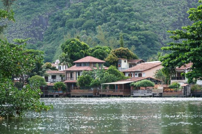 Brezilya'nn Atafona kasabas, bir zamanlar komu ehir zellikle Campos dos Goytacazes'ten gelen tatilciler iin popler bir destinasyondu.    Yazlklarn, otellerin ve dinlenme tesislerinin aknna urayarak, tatil beldesinin kumlu kylar boyunca, Atlantik kysnda hafta sonlar ve sonsuz gneli gnler vaat eden kasabaya youn bir turist akn oluyordu.