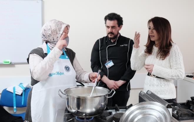 Gnn sonunda kardklar tabaklarla profesyonellere nazire yapan kursiyerler, mutluluklarn da iaret diliyle dile getirdi. Kurs sonunda katlm sertifikalarn alan kursiyerler, dzenlenen programdan memnuniyet duyduklarn belirterek Bursa Bykehir Belediye Bakan Alinur Akta'a ve BUSMEK'e teekkr etti.