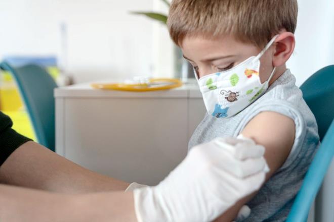 CDC, Omicron dalgas srasnda ocuklarn Covid-19 sebebiyle hastaneye yatma olaslnn Deltaya gre drt kat daha fazla olduunu syledi.    Delta varyantnn daha baskn olduu 1 Temmuz - 18 Aralk tarihleri arasnda her 100 bin ocukta 1,8 ocuun hastaneye kaldrldn syleyen CDC, Omicron?un baskn olduu 19 Aralk 2021'den 22 Ocak 2022'ye kadar olan dnemde bu orann 7,1?e ykseldiini aktard.