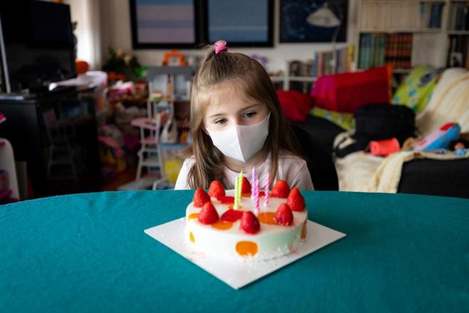 FDA AI ONAYINI K AY ERTELED    Cuma gn ABD Gda ve la Dairesi (FDA), Pfizer/BioNTech'in 0-4 ya aras ocuklar iin a onayn en az iki ay erteledi ve irketin ya grubundaki  doz a rejimine ilikin verileri deerlendireceini syledi.    ABD'de ocuklar iin onaylanm tek Covid-19 asn reten Pfizer/BioNTech, Nisan ay balarnda 0-4 ya aras ocuklar iin  doz a rejimi denemelerine ilikin verileri raporlamay beklediini syledi.    CDC ayrca hamilelikleri srasnda Covid-19'a kar alanan annelerin bebeklerinin (0 ila alt aylk) Covid-19 ile ilikili komplikasyonlarla hastaneye yatma olaslnn yzde 61 daha az olduunu bildirdi.