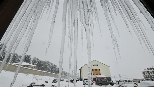 Akdeniz Blgesi'nin yksek kesimlerinde (Toros Dalar),  Anadolu'nun gneyinde ve dousunda (Konya, Karaman ve Nide'nin Toros Dalar kesimi ile Kayseri ve Sivas'n yksek kesimleri), Karadeniz Blgesi'nin i ve yksek kesimleri ile Dou Anadolu Blgesi'nde yksek kar rts bulunan eimli yerlerde  riski bulunmaktadr.