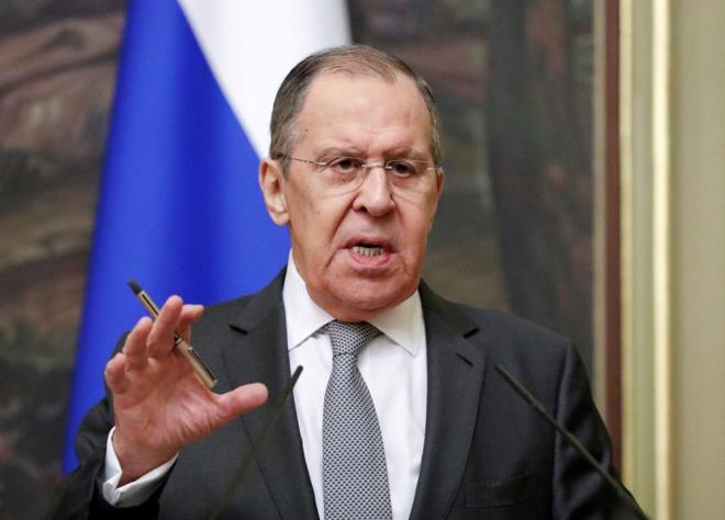 LAVROV: MEKTUBU BUGN GNDERECEZ  <br>  Dier taraftan, Rusya Dileri Bakan Lavrov, "ABD'ye gvenlik garantileriyle ilgili mektubu bugn gndereceiz" aklamasn yapt.Avrupa Atlantik blgesindeki duruma deinen Lavrov, ABD ve NATO'dan gvenlik garantileriyle ilgili tekliflere geen ay yant aldklarn hatrlatt.    Bunlar analiz ettiklerini belirten Lavrov, "ABD'ye gvenlik garantileriyle ilgili mektubu bugn gndereceiz. Bu mektup kamuoyuna ak olacak" dedi.    lkesi iin gvenlik konusunda tehditler olduuna iaret eden Lavrov, "Rusya kendi gvenliini ne ekilde salayaca konusunda kendisi karar verecek. Bat bu konuda kendi ykmllklerini yerine getirmiyor." eklinde konutu. Bat ile gvenlik garantileri konusunda mzakereleri srdreceklerini belirten Lavrov, Avrupa'daki gvenlikle ilgili sorunlarn, Rusya'nn endielerinin dikkate alnmadan zlmeyeceini vurgulad.