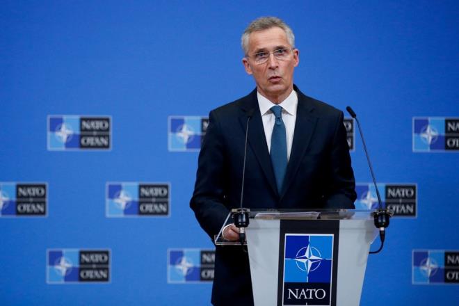 NATO: RUSYA'NIN GER EKLDN GRM DELZ  <br>  NATO Genel Sekreteri Jens Stoltenberg, "Rus askerlerinin geri ekildiini grm deiliz. Hazrlkl olmak zorundayz. Biz atmay engellemek iin varz. Belarus'ta konumlandrlan fzeler uzun vadeli olarak endieye yol ayor. NATO mttefiklerinin Rusya ile yapt en nemli anlamalardan biri buydu. Ama Rusya, yeni fzeler reterek hepimizin gvenliini tehlike atm oldu" aklamasn yapt.     Stoltenberg, szlerine yle devam etti:     "Silahszlanma, hem NATO hem Rusya'nn gvenlii iin nemli bir admdr. Rusya'dan henz bir yant almadk. Gerek bir ekilme grmemiz gerekiyor. Uzun bir ynak yapma srecinden bahsediyoruz. Ancak, yoplamdaki asker saysnn srekli arttn grdk. Bir tank trene yklemek geri ekilme deildir. Rusya'nn gerekten sylediinin gerekletiini grmek istiyoruz. "