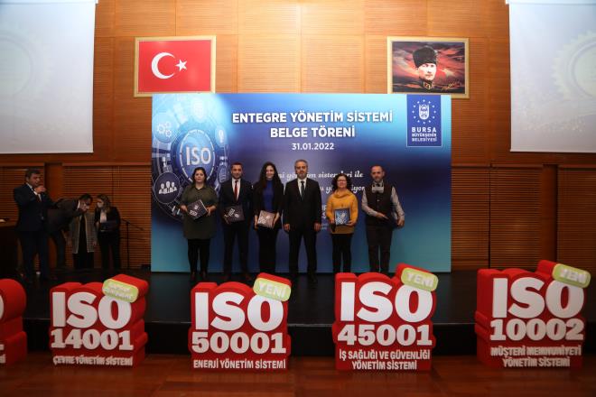 ?Ar gibi almay srdreceiz?&#8232;<br>?Enerji verimliliinin n planda olduu bu dnemde, Enerji Ynetim Sistemi Belgesi?ni Bursa?da alan ilk kamu kurumu olduk? diyen Bakan Akta, yatrm ve projelerin yannda ynetim sistemleriyle de kuruma ve ehre art deer retmeye devam edeceklerini ifade etti. Bursa?nn geleceinin ?var olan yeteneklerin, sistemlerin kullanlmas ve gelitirilmesiyle? ekilleneceini syleyen Bakan Akta, Bursallarn refah ve yaam kalitesini artrmak iin bu ynde mesai yapmaya devam edeceklerini anlatt. almalarda emei geenleri kutlayan Bakan Akta, ?Otomobili ehliyet kullanmaz ama ehliyetsiz de otomobil kullanlmaz. Arabay kullanmak da yetmiyor, etraftaki kt srclere de dikkat etmek gerekiyor. Biz, TSE marifetiyle ehliyetimizi de alm olduk. Daha iyi ofr olabilmek ve daha dikkatli araba kullanmak adna, ar gibi almay srdreceiz. ?Entegre ynetim sistemi? belgesi, kuruma-vatandalara ve ehre hayrl olsun? ifadelerini kulland.&#8232;